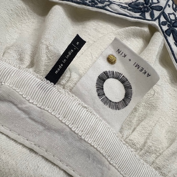 Boho! Akemi + Kin {Anthro} Embroidered White & Navy Blue Peasant Blouse | Small - Picture 4 of 11